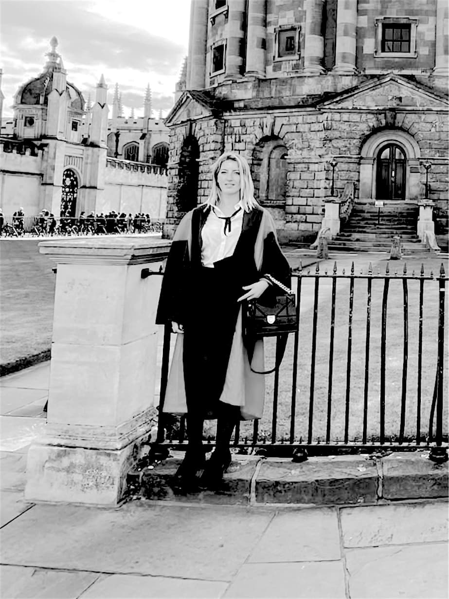 La formatrice fondatrice, en tenue doctorale devant la Radcliffe Camera, Université d'Oxford